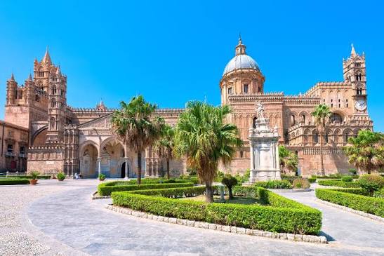 <em>La Cattedrale di Palermo, prima della conquista normanna celebre moschea</em>